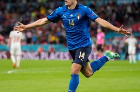 利物浦关键时刻绝杀压哨库里在切尔西比赛中精彩发挥，风云突变AC米兰关键时刻内部沟通瞬间刷屏(利物浦vs热刺精彩集锦)